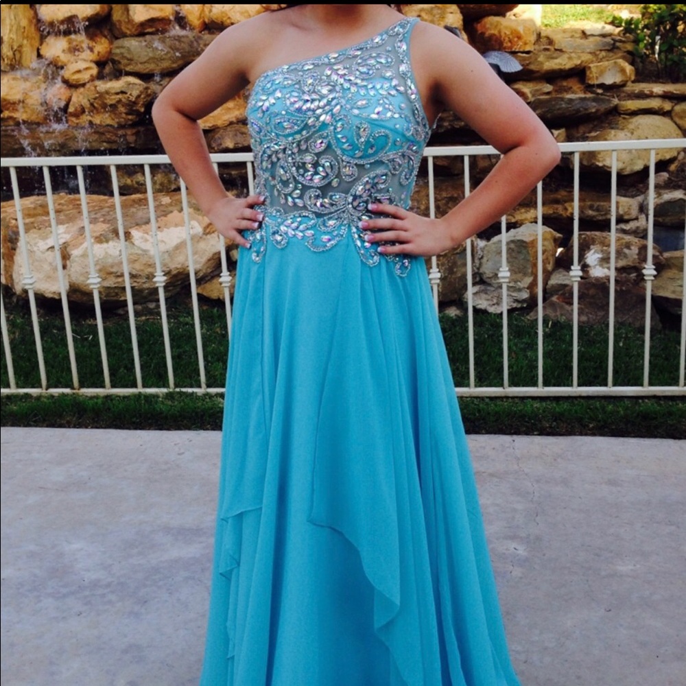Im selling a prom dress thats only been worn once.